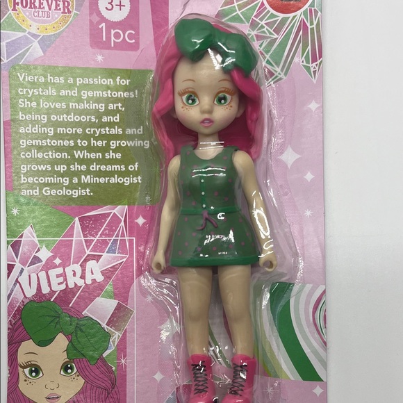 Friends Forever Club Dolls Set - Green, Blue, Red, and Pink Outfits - Picture 9 of 15